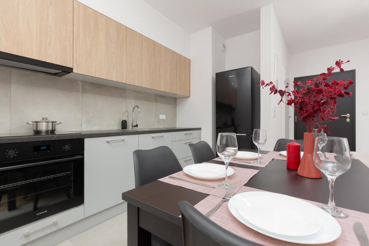 Stacja Wola Apartment Guminska By Noclegi Renters Varsó Kültér fotó